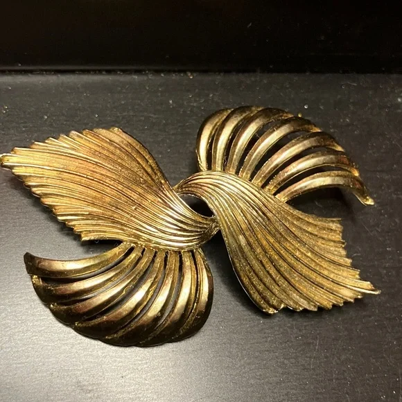 Elegant Gold-Tone Brooch - Picture 1 of 3